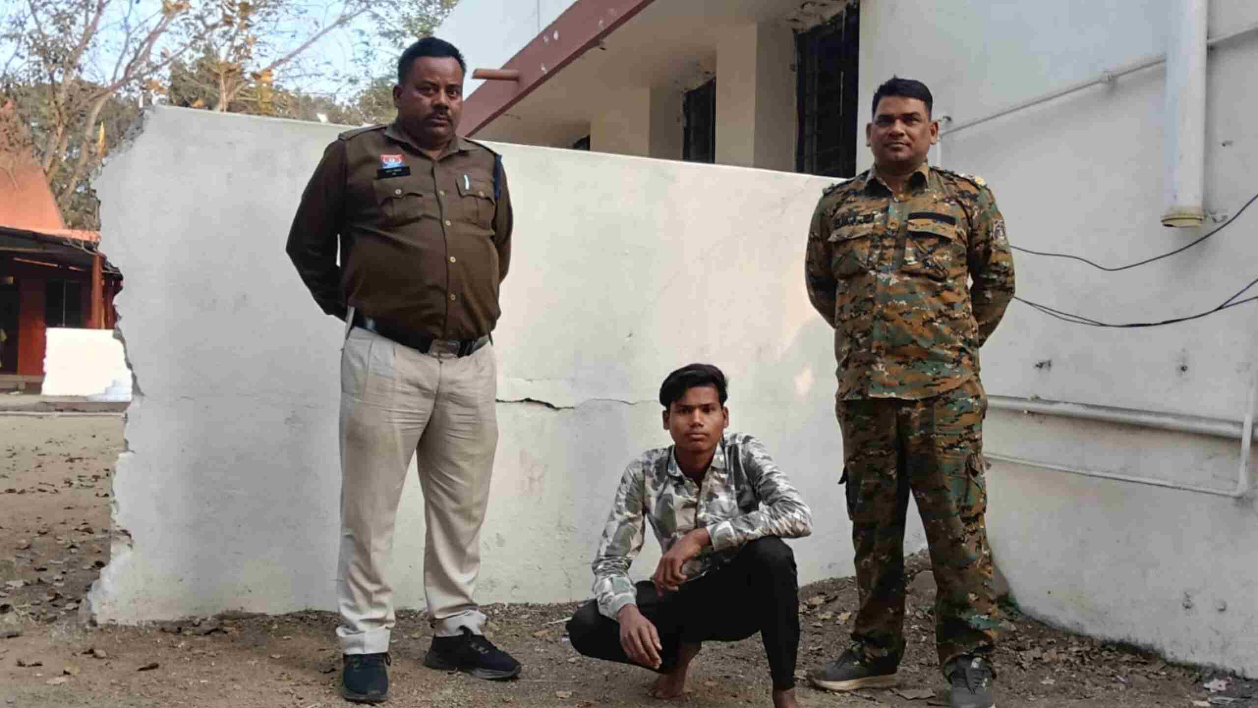 1001499675 सार्वजनिक स्थान पर तलवार लहराकर दहशत फैलाने वाला युवक गिरफ्तार, जूटमिल पुलिस ने भेजा जेल