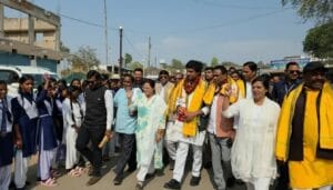 17689811645667E2 कांग्रेस नेता के स्वागत में बच्चों की क्लास छुड़वाई! सड़कों पर लगवाए हसदेव बचाओ के नारे, वीडियो वायरल
