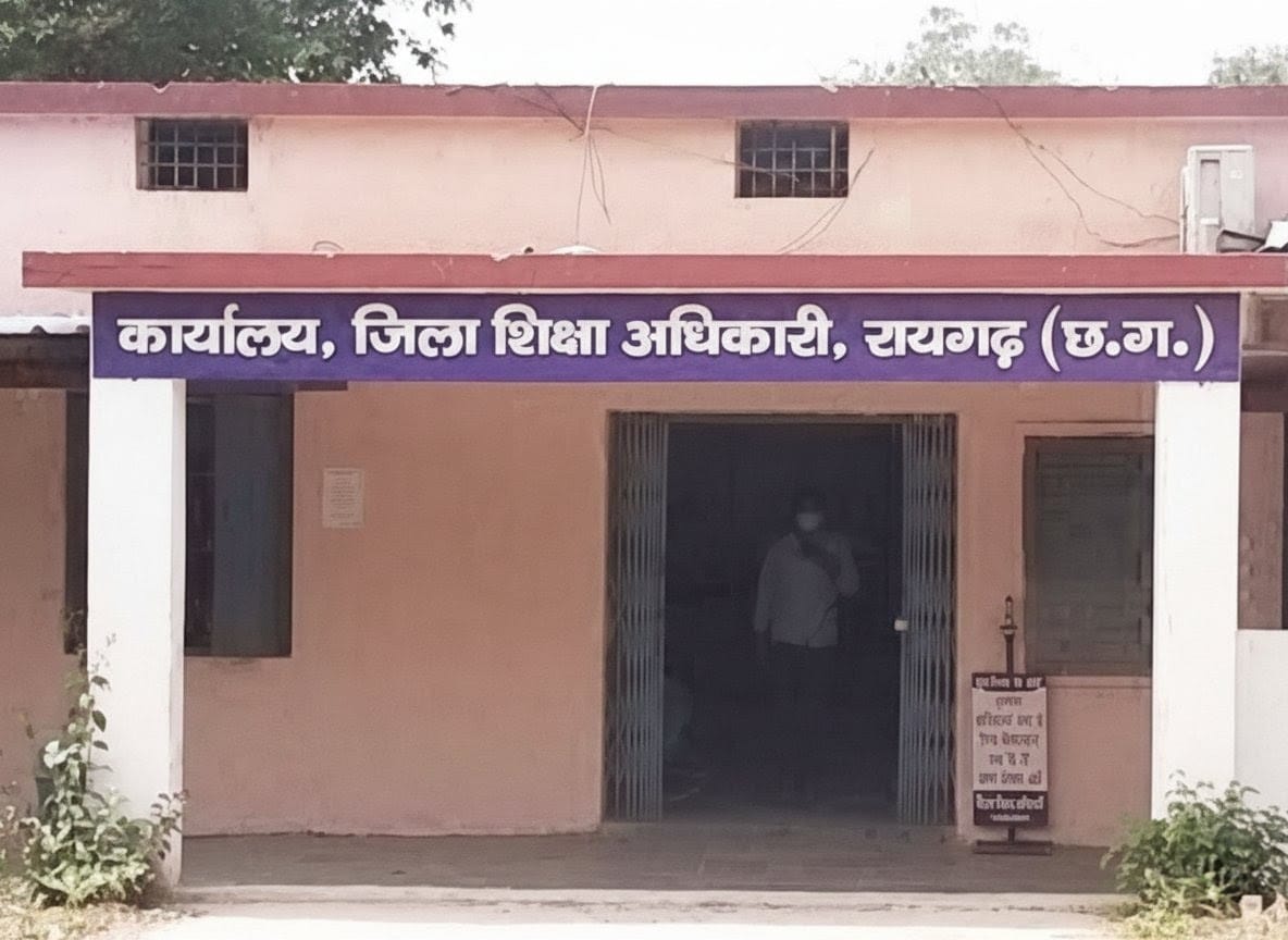 17689832971717E2 रायगढ़: शिक्षकों की कमी से बच्चे खुद पढ़ने को मजबूर, पालकों में भारी गुस्सा
