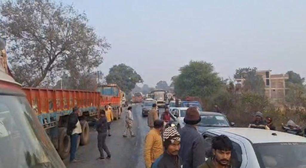 17690579229115941742396397242930 नेशनल हाईवे-30 पर भीषण हादसा तीन की मौत