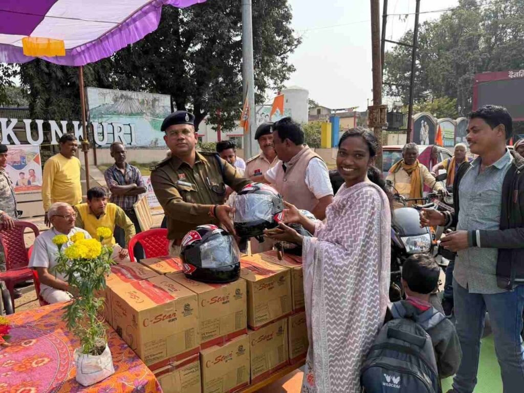 17691480553856513131716818586484 जशपुर पुलिस के द्वारा कुनकुरी के जय स्तंभ चौक में किया गया यातायात जागरूकता कार्यक्रम का आयोजन