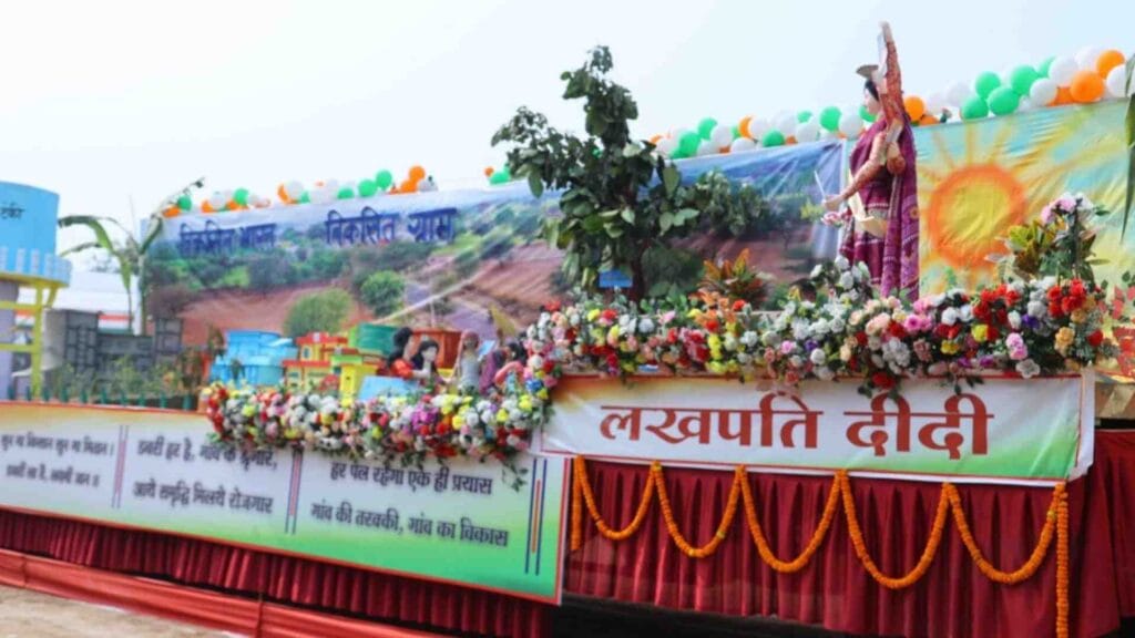 17695234399165924903153636763205 रायगढ़: जिला पंचायत की झांकी प्रथम; लखपति दीदी और आदर्श ग्रामसभा का दिखा दम