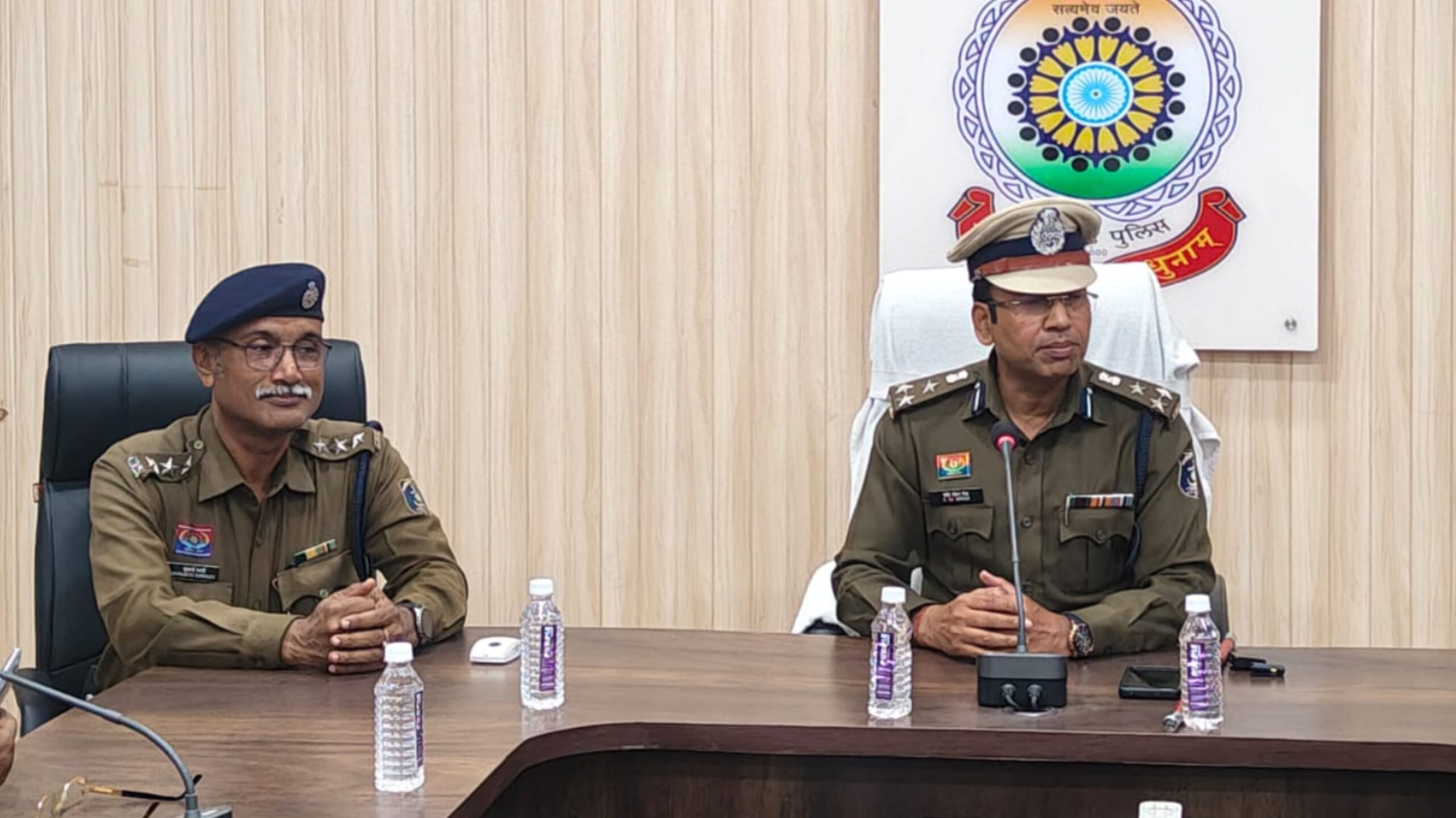 InShot 20260128 145855702 रायगढ़: वरिष्ठ पुलिस अधीक्षक श्री शशि मोहन सिंह की पत्रकारों के साथ सौजन्य भेंट, साझा किया अपना विजन