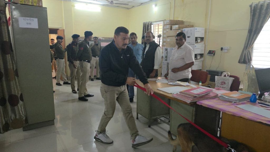 cg janjgir 1024x5766563353420660348770 1 ब्रेकिंग: जांजगीर जिला कोर्ट को बम से उड़ाने की धमकी, मौके पर पहुंची BDS की टीम; मचा हड़कंप
