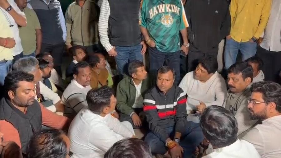 image 2026 01 21T003917.471 रायपुर: SIR प्रकिया में धांधली का आरोप, कांग्रेस का आधी रात तहसील में हंगामा, दीपक बैज पहुंचे जेल