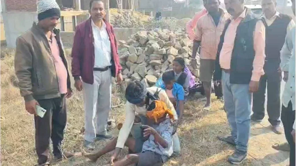 image 25 14 1024x576 1 स्कूल जा रहे छात्रों के साथ भीषण हादसा: बाइक पर स्टंटबाजी पड़ी भारी, उछलकर सड़क पर गिरे दो छात्र, हालत नाजुक