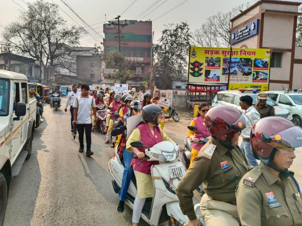 img 20260129 wa00002136081147621856341 राष्ट्रीय सड़क सुरक्षा माह 2026 अंतर्गत हेलमेट पहनने जागरूकता लाने महिला पुलिस व “दिव्य शक्ति रायगढ़” ने निकाली रैली