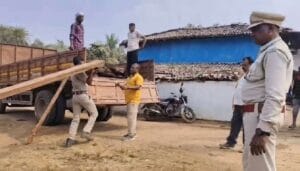 1001507700 वन विभाग की बड़ी दबिश, 5 लाख का सागौन जब्त