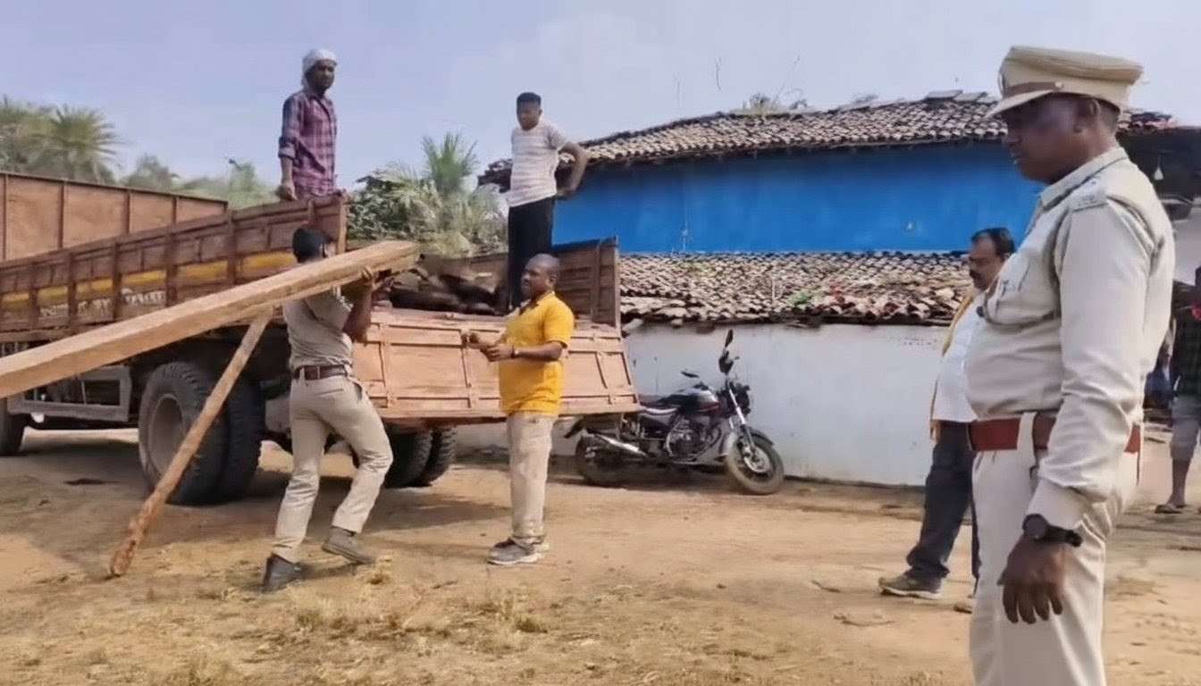 1001507700 वन विभाग की बड़ी दबिश, 5 लाख का सागौन जब्त