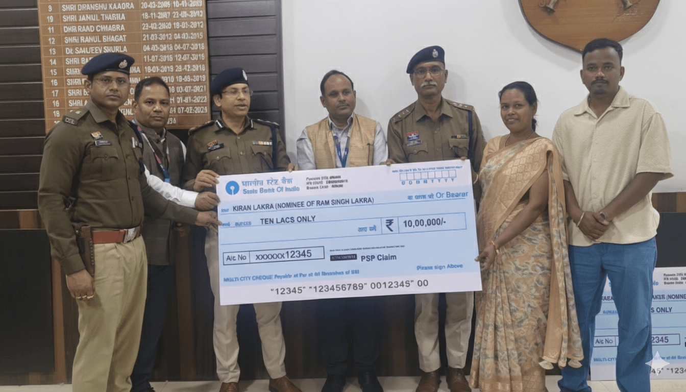 1001511296 आकस्मिक निधन हुए दो पुलिसकर्मियों के परिजनों को पुलिस सैलरी पैकेज से मिला 10–10 लाख रुपये का बीमा चेक