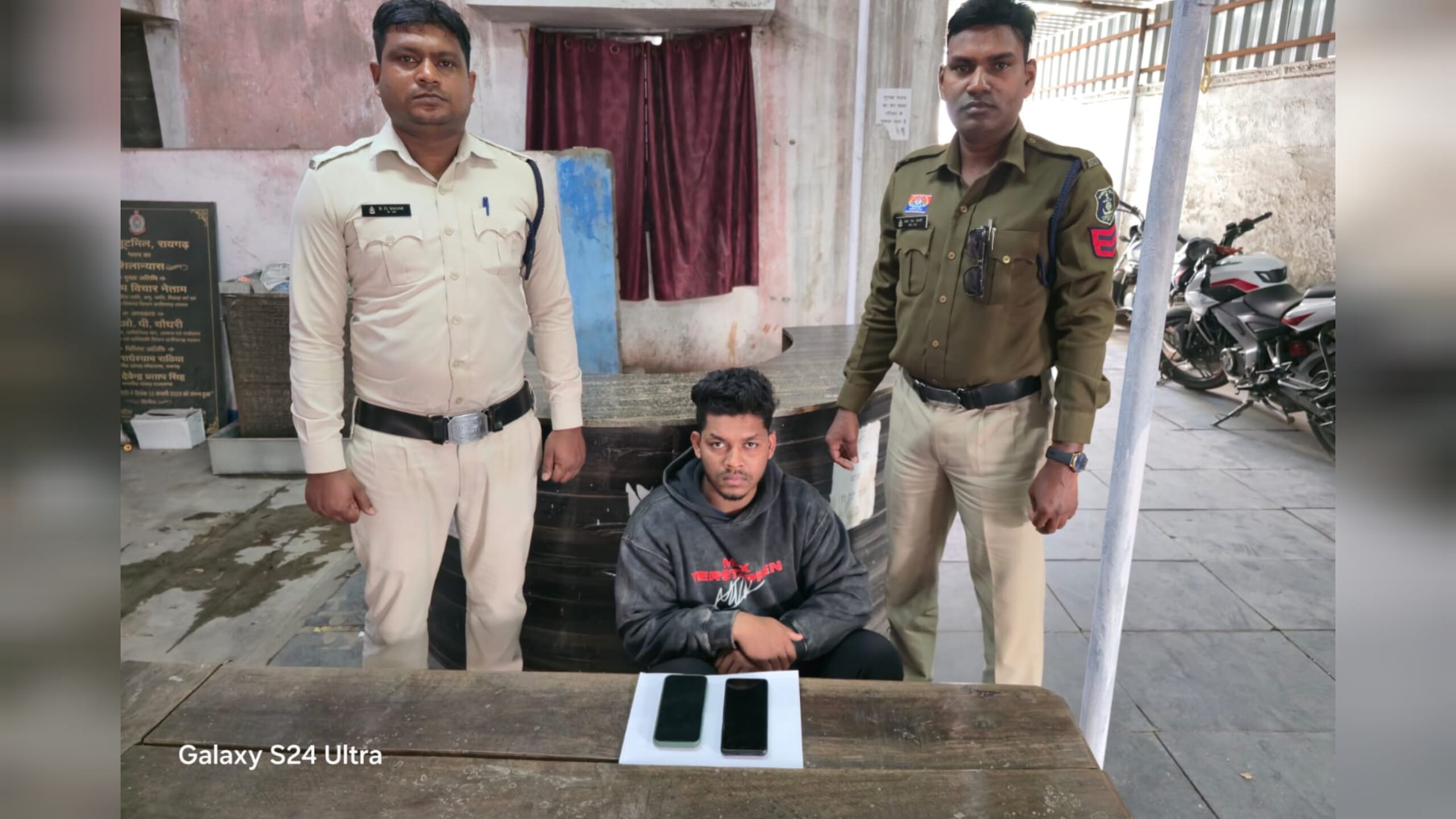 1001512595 सट्टा-पट्टी लिखने वालों पर जूटमिल पुलिस की बड़ी कार्रवाई&nbsp; मोबाइल पर सट्टा खिलाते युवक को दबोचा