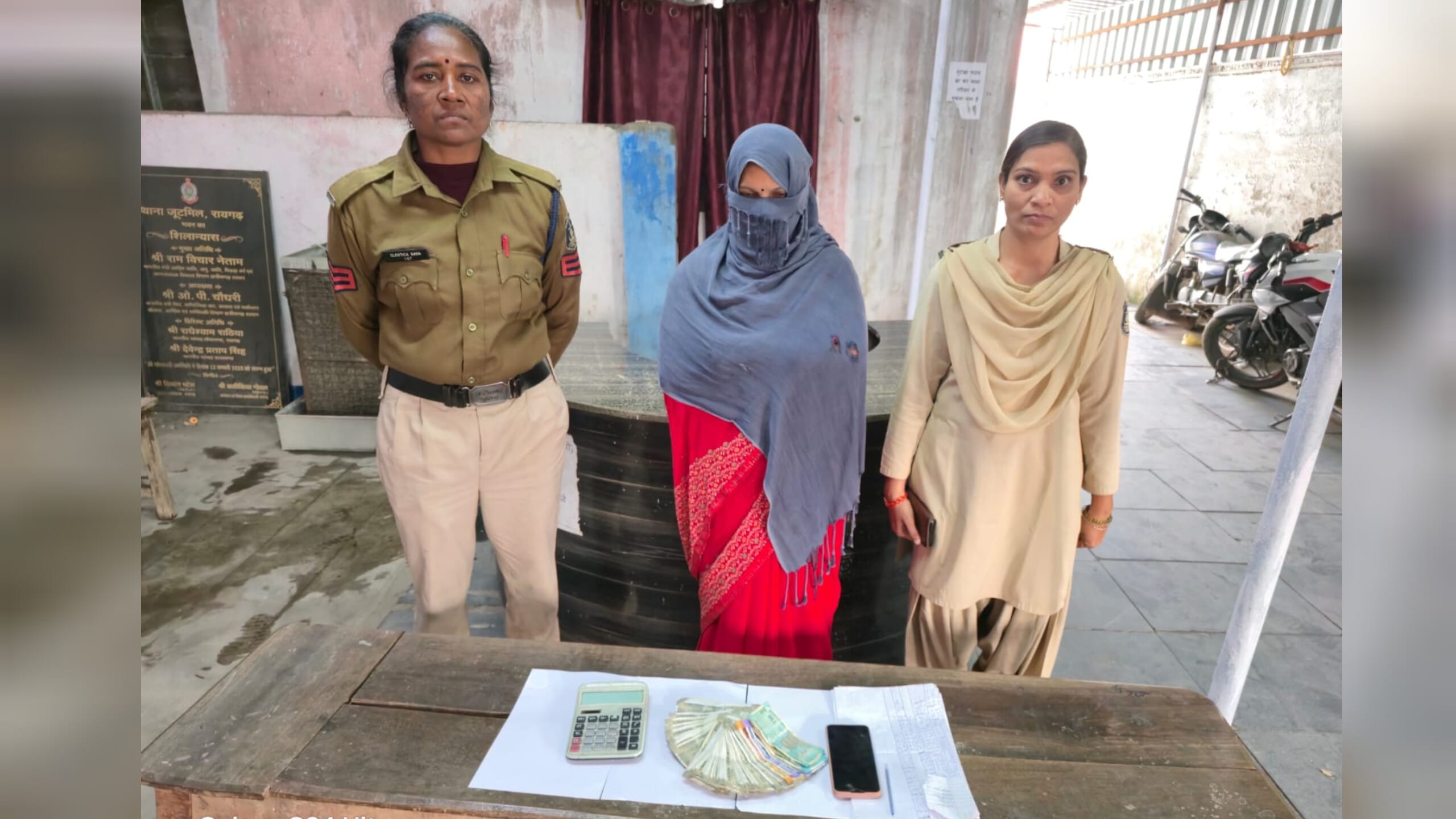 1001514687 जूटमिल पुलिस की बड़ी कार्रवाई: सट्टा लिखते महिला आरोपी गिरफ्तार, सट्टेबाजों पर फिर गिरी गाज