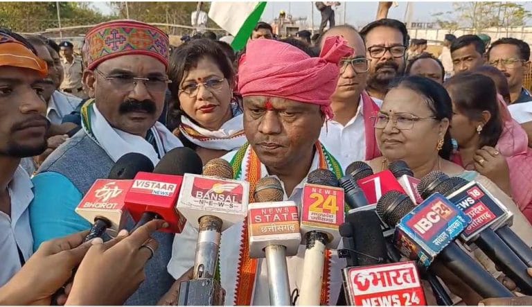 1001516524 धान नहीं बिकने से किसान परेशान कांग्रेस ने घेरा कलेक्ट्रेट; बैज बोले- 2 दिन का समय पर्याप्त नहीं