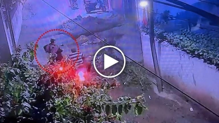 1001520663 स्कूटी से जा रही महिला पर सरेराह चाकू से हमला, गले में वार कर बाइक सवार हुए फरार, CCTV में कैद हुई