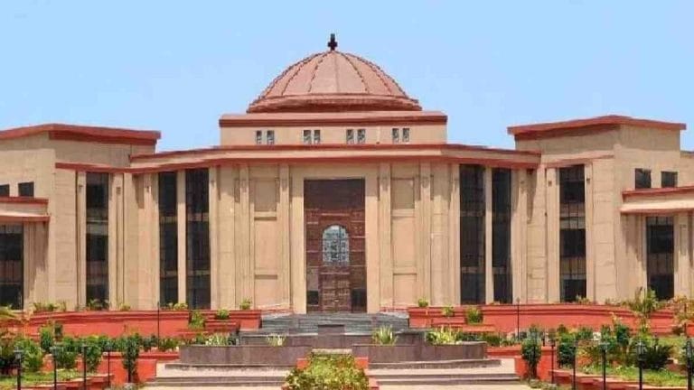 1001520804 2 हाईकोर्ट ने निरस्त की रिटायरमेंट के 6 माह बाद की GPF वसूली, कहा – अवैध है
