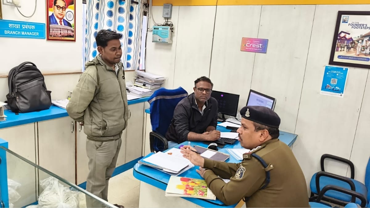 1001525632 एसएसपी शशि मोहन सिंह के निर्देशन पर बैंक सुरक्षा व्यवस्था की सघन जांच, जिलेभर में चला औचक अभियान