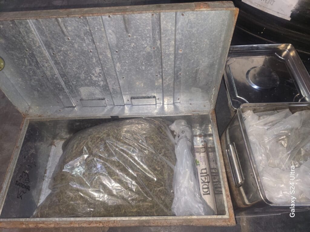 10015266432158923098725659239 रायगढ़ पुलिस की बड़ी कार्रवाई: जूटमिल क्षेत्र में 12 किलो गांजा जप्त, आरोपी गिरफ्तार
