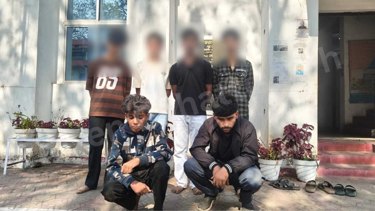 1001532817 वायरल वीडियो पर सख्त एक्शन एसएसपी शशि मोहन सिंह के निर्देश पर दो गुट के मारपीट में शामिल 6 आरोपी पुलिस हिरासत में जिसमें 4 नाबालिग