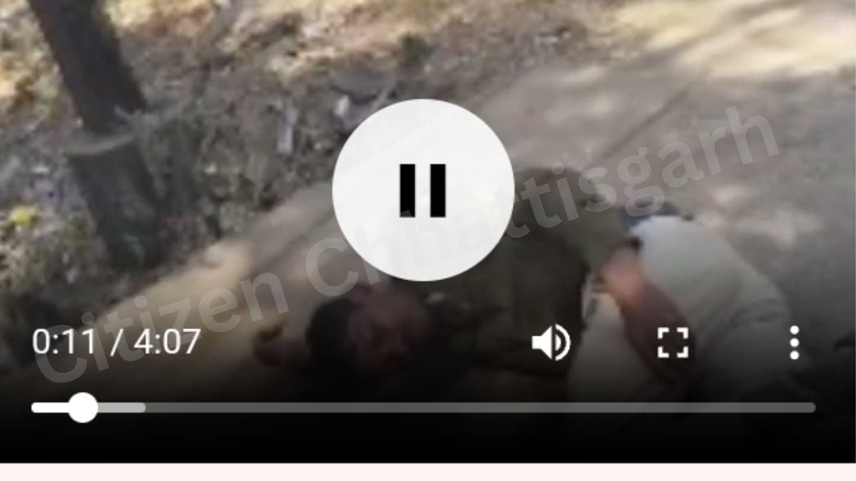 1001537703 नशे में धुत आरक्षक सड़क पर बेसुध, पुलिस की छवि पर असर
