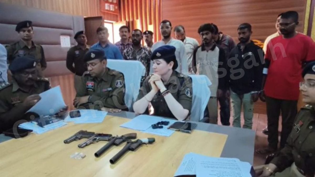 1001548971 छत्तीसगढ़ पुलिस की बड़ी कार्रवाई दहशत फैलाने वाले 7 आरोपी गिरफ्तार 2 पिस्टल और 2 देशी कट्टा बरामद