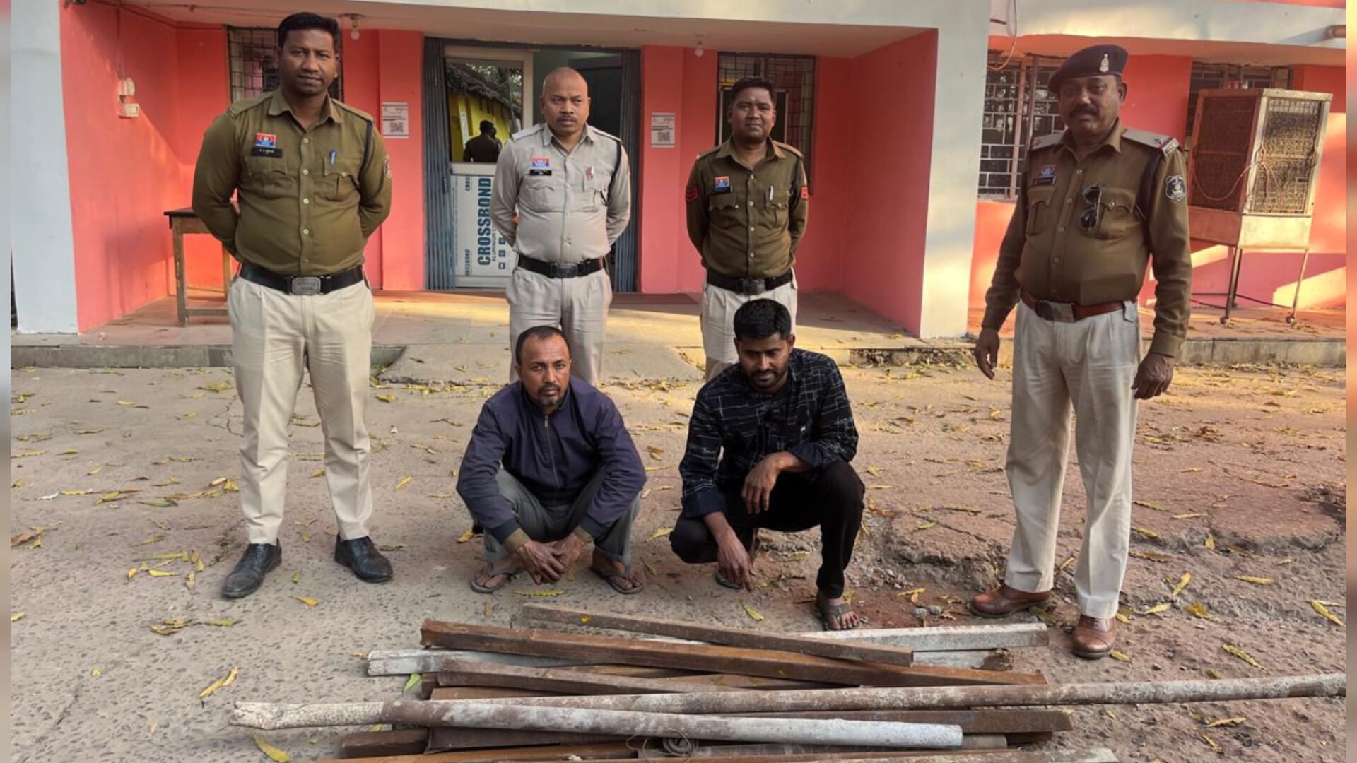 1001562569 रायगढ़ पुलिस की कार्रवाई दो कबाड़ चोरों को गिरफ्तार
