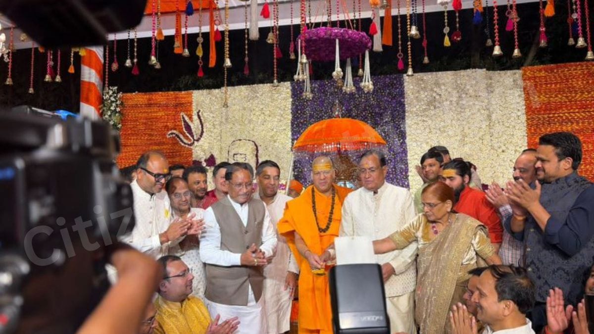1001566650 मुख्यमंत्री विष्णुदेव साय ने स्वामी कैलाशानंद गिरी से लिया आशीर्वाद,