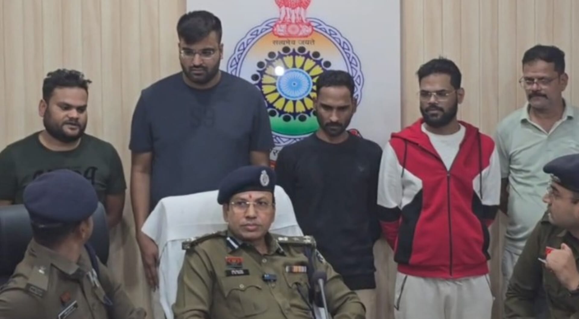 1001574936 कोलकाता के होटल में रायगढ़ पुलिस की रेड में 5 नामी क्रिकेट सटोरी के साथ उनके 2 साथी गिरफ्तार