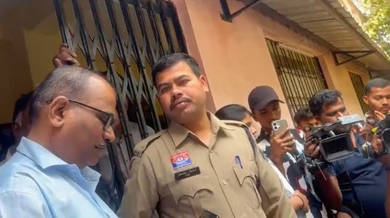1001596145 परीक्षा की तारीखों के विरोध में घेराव, छात्र हित में उठी मांग