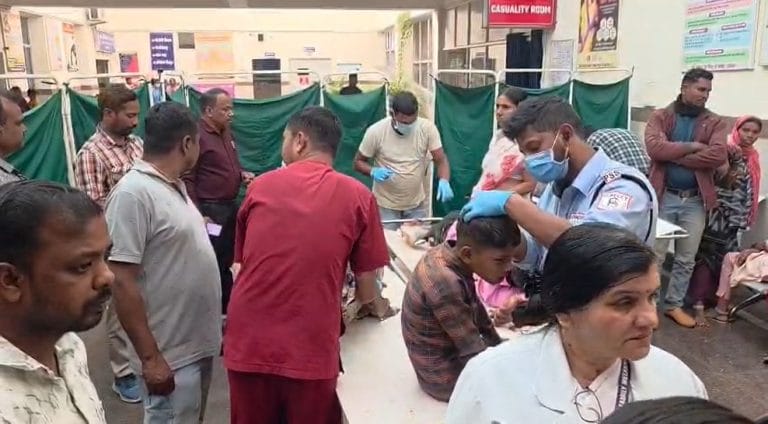 1001596149 बारातियों से भरी पिकअप पलटी, 35 लोग घायल
