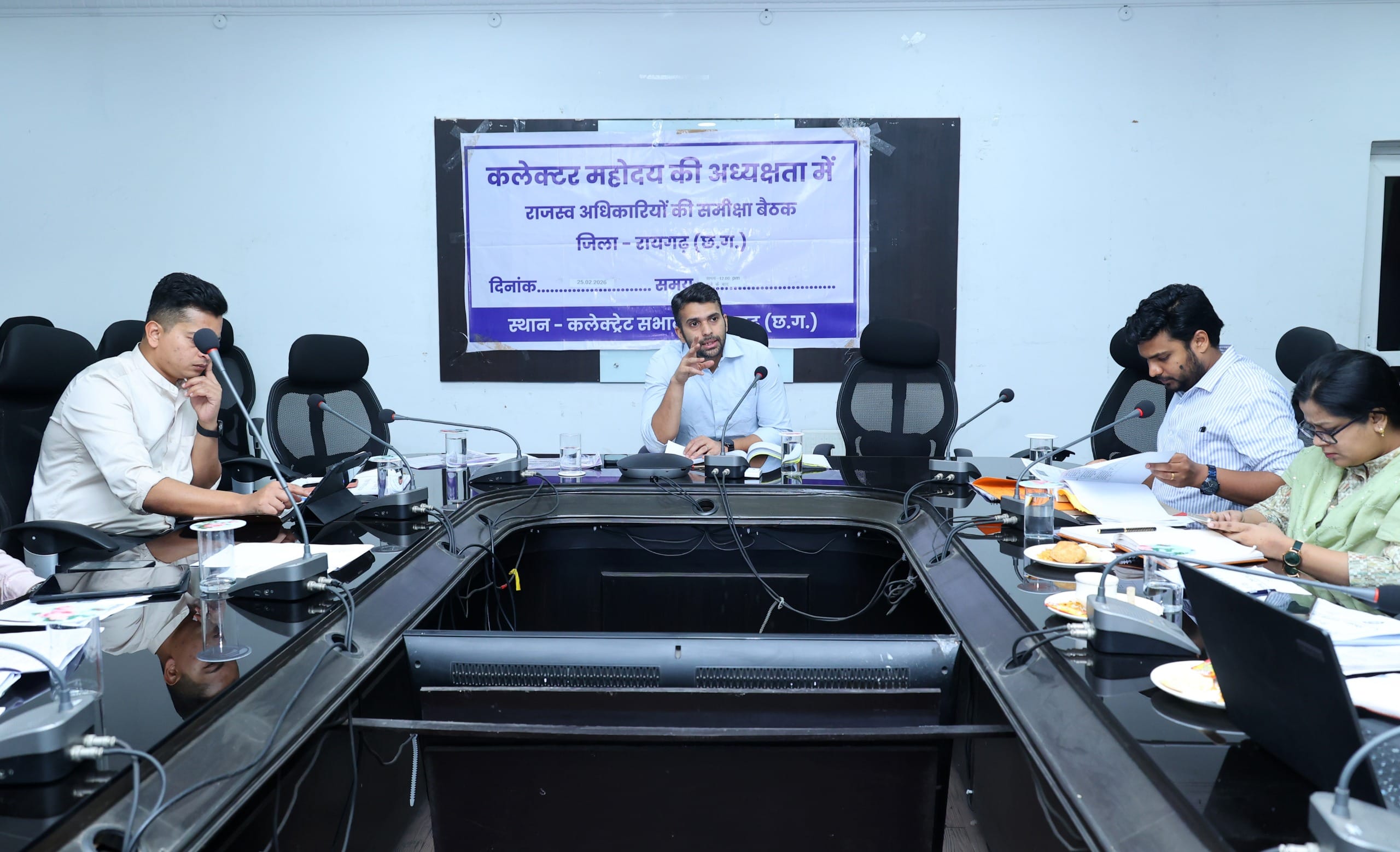 1001596156 राजस्व मामलों पर कलेक्टर सख्त, समय पर निराकरण के निर्देश