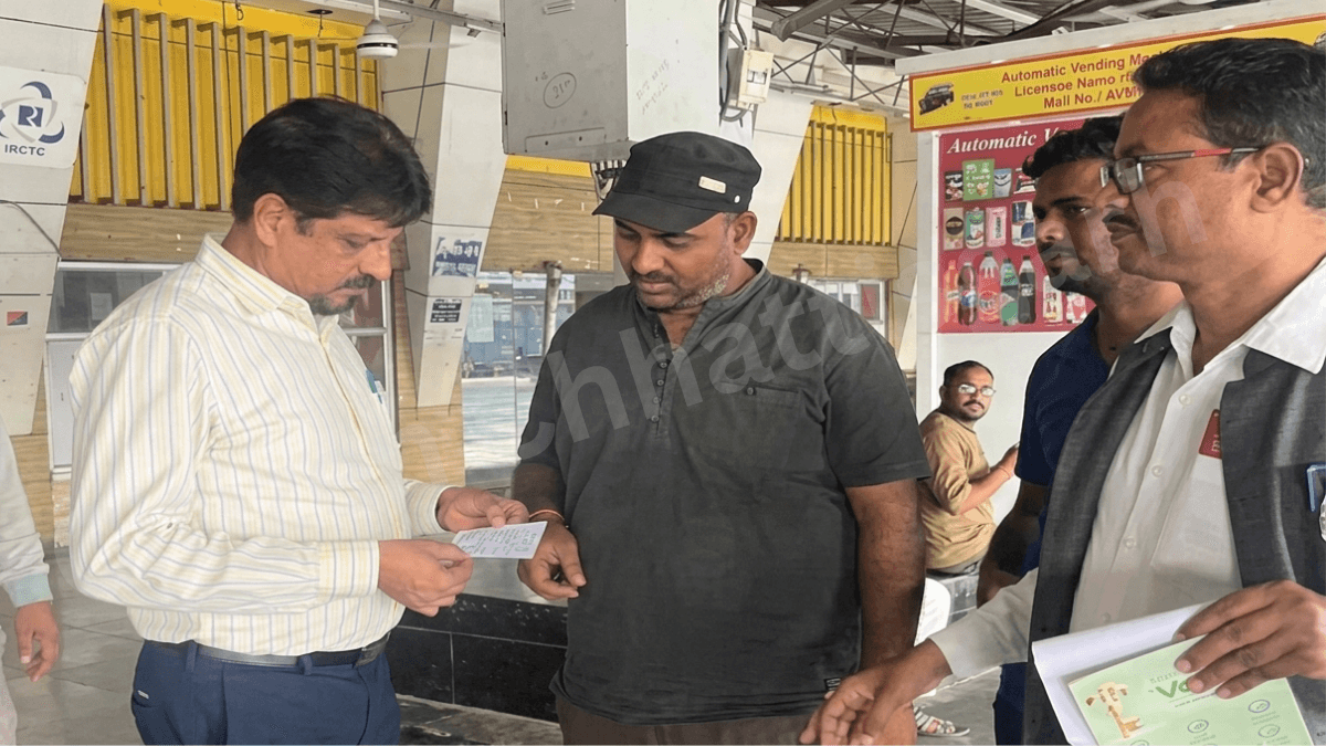 1001600088 रेलवे की बड़ी कार्रवाई बिना टिकट यात्रा करने वाले 372 यात्रियों से वसूला भारी जुर्माना!