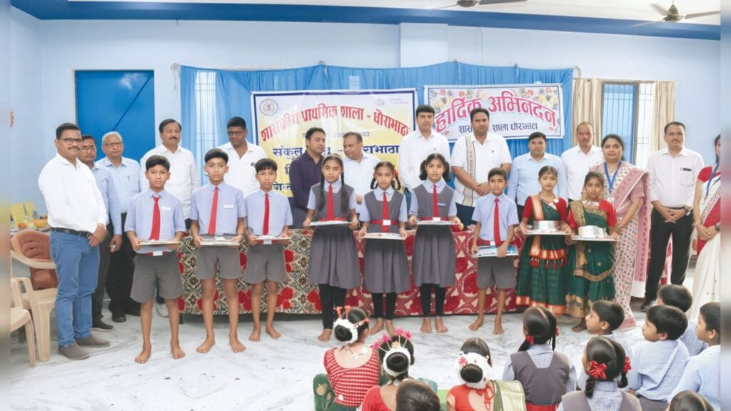 1001642763942003209902238539 प्राथमिक शाला धौराभाटा में दानदाताओं का सम्मान, बच्चों को मिली शैक्षणिक सामग्री