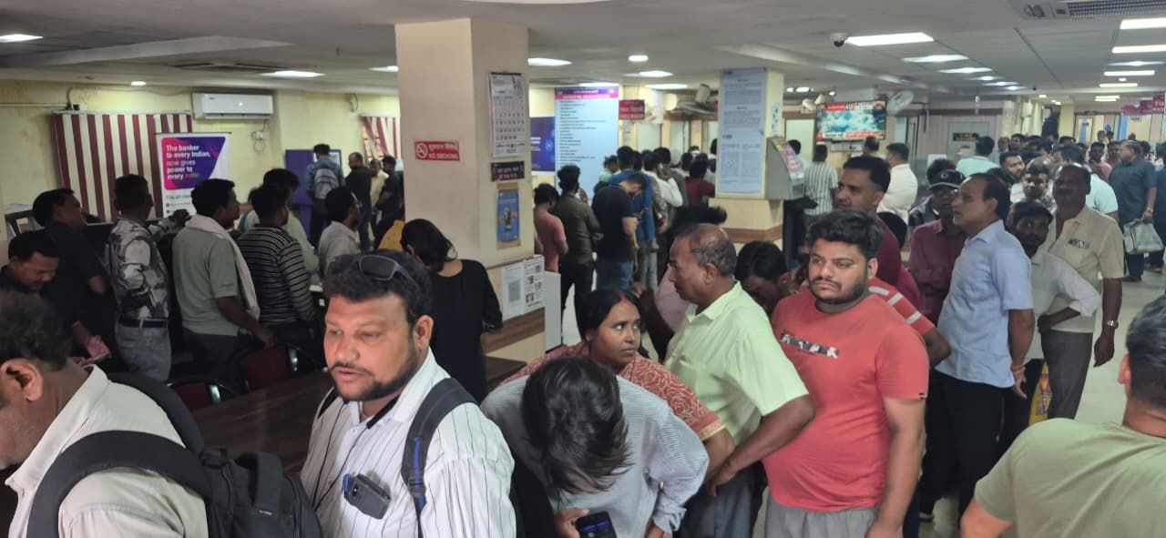 1001735701 चैम्बर के प्रयास पर छोटे नोटों का हुआ वितरण व्यापारी हुए हर्षित