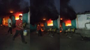 1001813147 मकान में लगी भीषण आग, ऑटो और दुपहिया वाहन जलकर खाक देखिये वीडियो