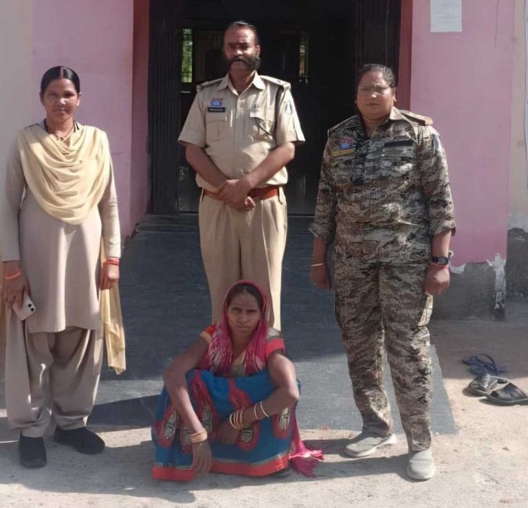 10018165197664828022464005463 पति के साथ आपत्तिजनक स्थिति मिली पड़ोसन महिला पर डंडे से किया हमला इलाज के दौरान हुई मौत