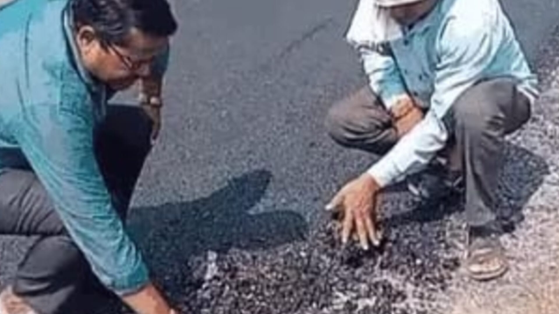 1001852673 1.40 करोड़ की सड़क निर्माण में बड़ा घोटाला? बनने के कुछ दिन बाद ही उखड़ी डामर Viral Video