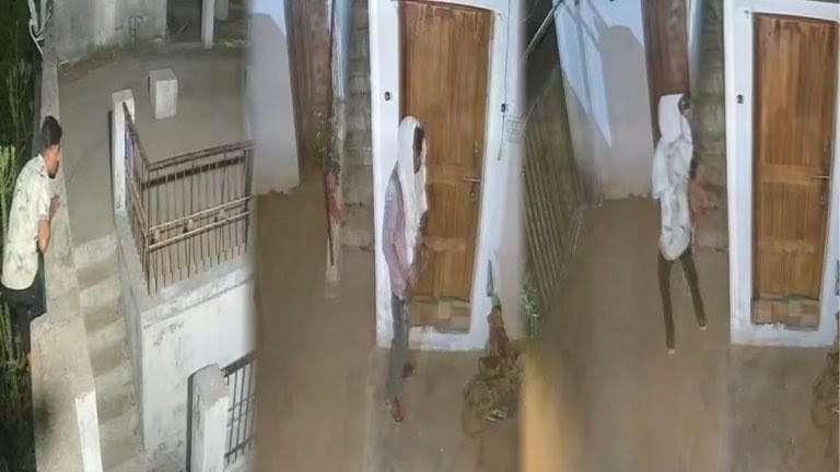 1001856160 आधी रात छत के रास्ते घर में घुसे चोर CCTV फुटेज में कैद हुई