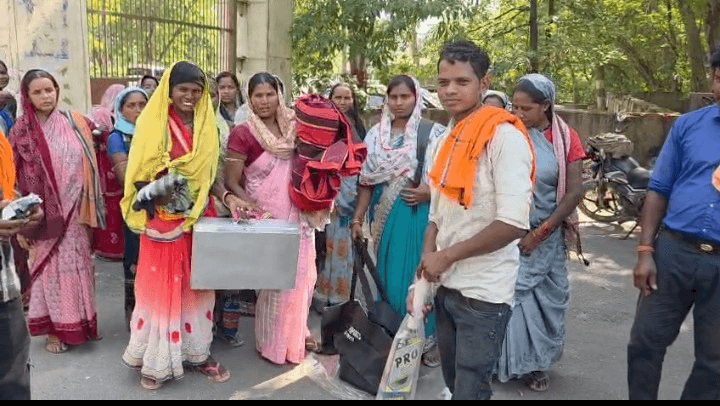 10018750982272993795673039339 जनसुनवाई से 24 घंटे पहले ‘प्रलोभन’ का पर्दाफाश: जब ग्रामीणों ने कलेक्ट्रेट में लौटाया अडानी का सामान, तो आखिर कैसे ‘निष्पक्ष’ होगी 19 मई की जनसुनवाई..?