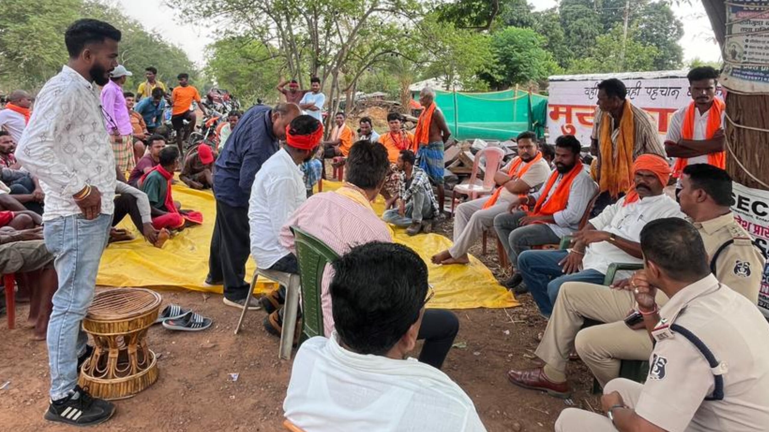 1001886540 मिशनरी हस्तक्षेप के विरुद्ध फूटा ग्रामीणों का आक्रोश,ग्रामीणों और हिंदू संगठनों के कड़े विरोध के बाद मसीही कब्रिस्तान में हुआ दफन