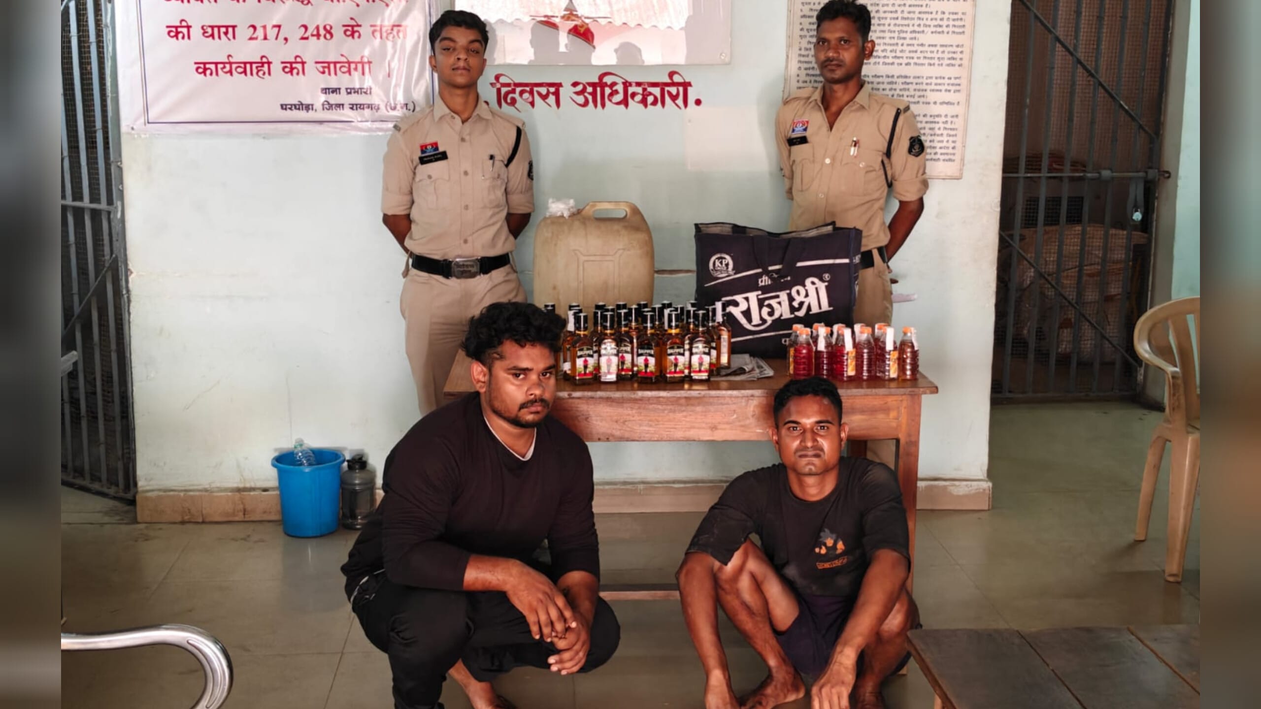 1001898332 ऑपरेशन आघात के तहत घरघोड़ा पुलिस की बड़ी कार्रवाई दो आरोपियों से अवैध शराब जब्त