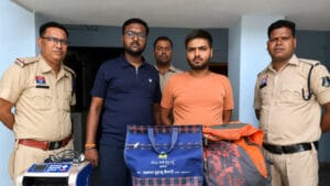 1001927205 खरसिया में सटोरियों पर पुलिस का बड़ा एक्शन 31.99 लाख कैश के साथ नोट गिनने की मशीन बरामद गगन और शुभम अग्रवाल गिरफ्तार..