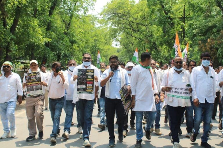 तमनार जनसुनवाई में मैनेजमेंट का जलवा! 6 घंटे के सुनवाई में स्थानीयों की आवाज रही हाशिए पर कोरबा से आए बाउंसर ! 6 10019629681581953647710889650 तमनार जनसुनवाई में मैनेजमेंट का जलवा! 6 घंटे के सुनवाई में स्थानीयों की आवाज रही हाशिए पर कोरबा से आए बाउंसर !