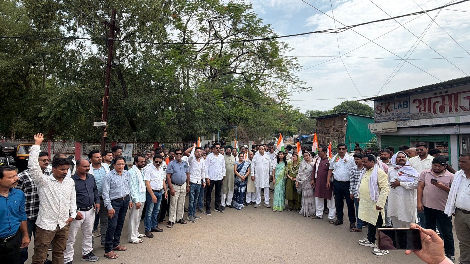 1001992710 बिजली दरों में बेतहाशा वृद्धि के विरोध में कांग्रेस का जोरदार प्रदर्शन, बिजली विभाग कार्यालय का किया घेराव
