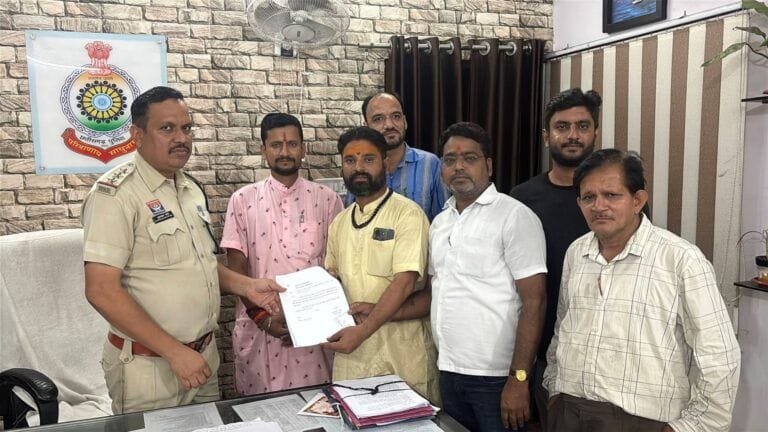 10020580016859675652823952776 फेसबुक पर कथित टिप्पणी को लेकर सर्व ब्राह्मण समाज ने थाना प्रभारी को सौंपा शिकायत पत्र