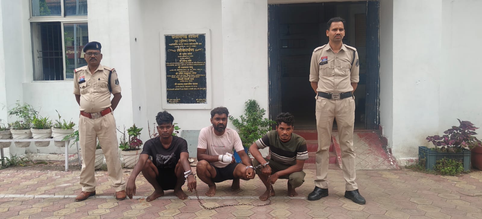 1002086980 बड़पारा शराब भट्ठी के पास गुंडागर्दी करने वाले तीन बदमाश गिरफ्तार गैर जमानतीय धाराओं में भेजे गए जेल