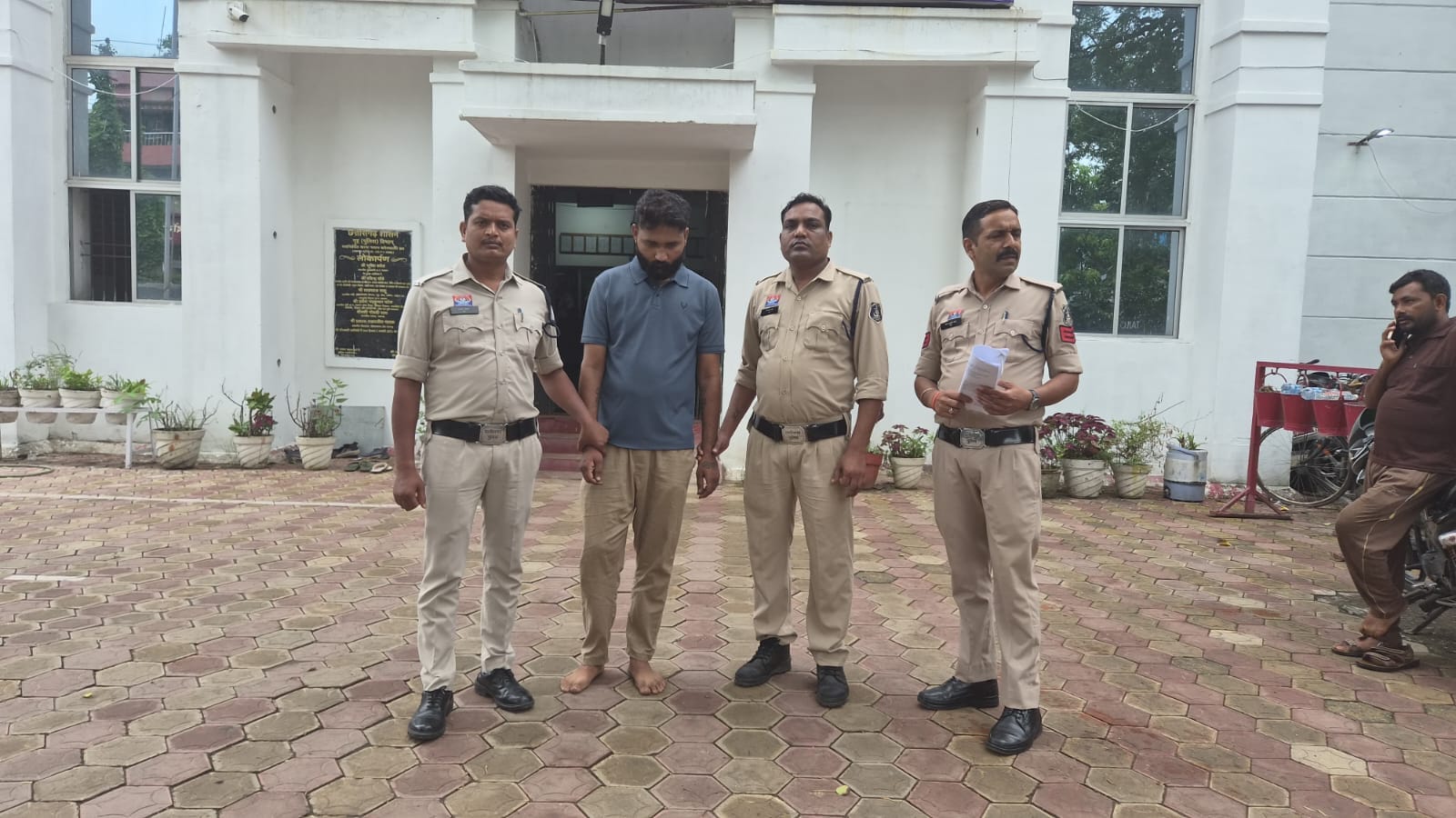 1002107559 जिला बदर किया गया चाहत शुक्ला ने पुलिस कार्यालय में किया हंगामा कोतवाली पुलिस ने कार्रवाई कर भेजा जेल
