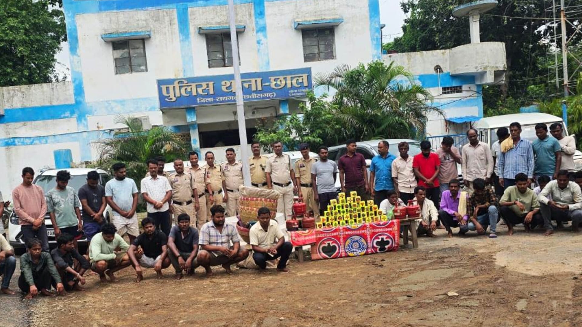 1002119061 रायगढ़ में पुलिस का बड़ा एक्शन जुए के अड्डे पर छापा 33 जुआरी गिरफ्तार