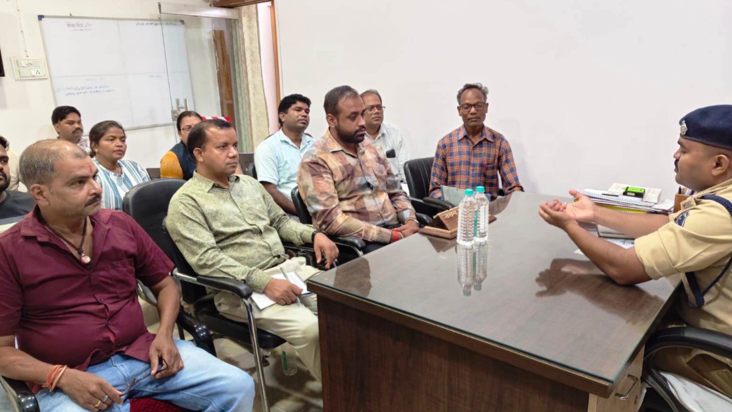 1002120234 बच्चों की सुरक्षा सर्वोपरि क्षमता से अधिक स्कूली बच्चों को बैठाने वाले ऑटो चालकों पर रायगढ़ पुलिस की सख्त कार्रवाई शुरू