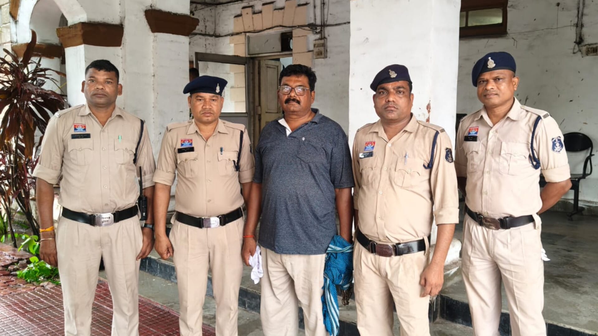 1002123543 ऑपरेशन क्लीन हंट में रायगढ़ पुलिस को बड़ी सफलता सहारा इंडिया फ्रॉड का 3 साल से फरार ब्रांच मैनेजर गिरफ्तार