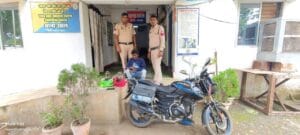 1002151881 24 घंटे में चोरी का खुलासा ढाबा और गैरेज से चोरी करने वाला शातिर चोर गिरफ्तार चोरी का पूरा माल और बाइक बरामद